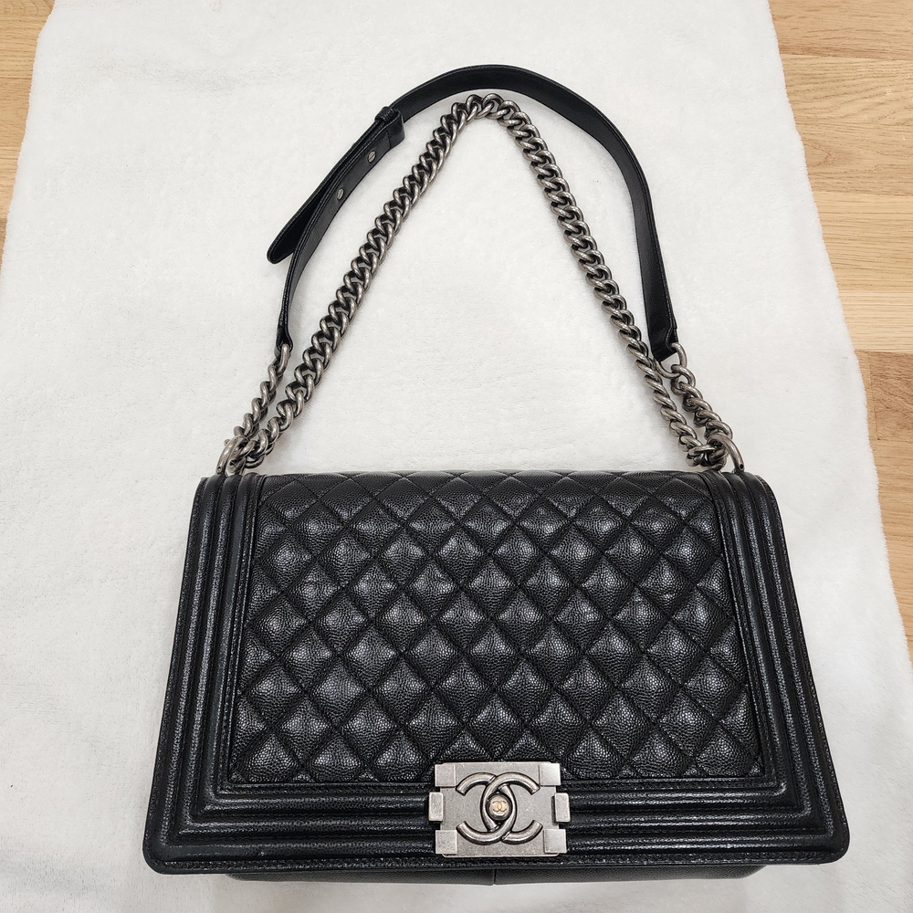 CHANEL Black Quilted Leather Shoulder Bag with Silver-Tone Chain